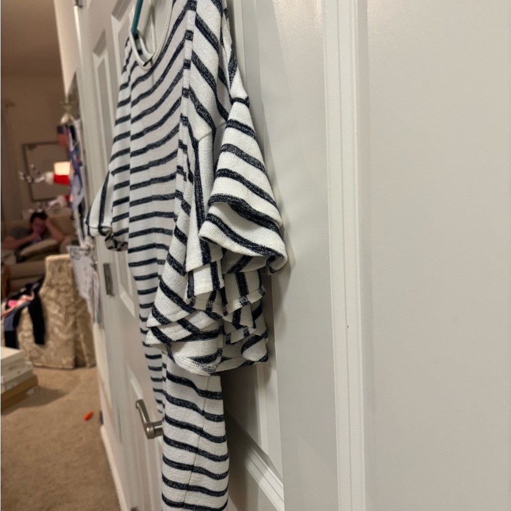 NWOT  Banana Republic White/navy Striped Short Sleeve top with butterfly sleeves